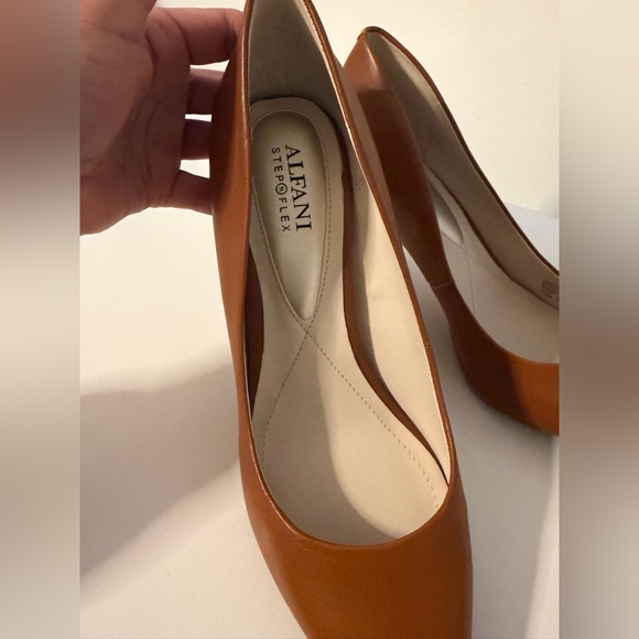 Alfani Size 7.5 Step ‘N Flex Pointed-Toe Pumps - Cognac Tan - Picture 14 of 16